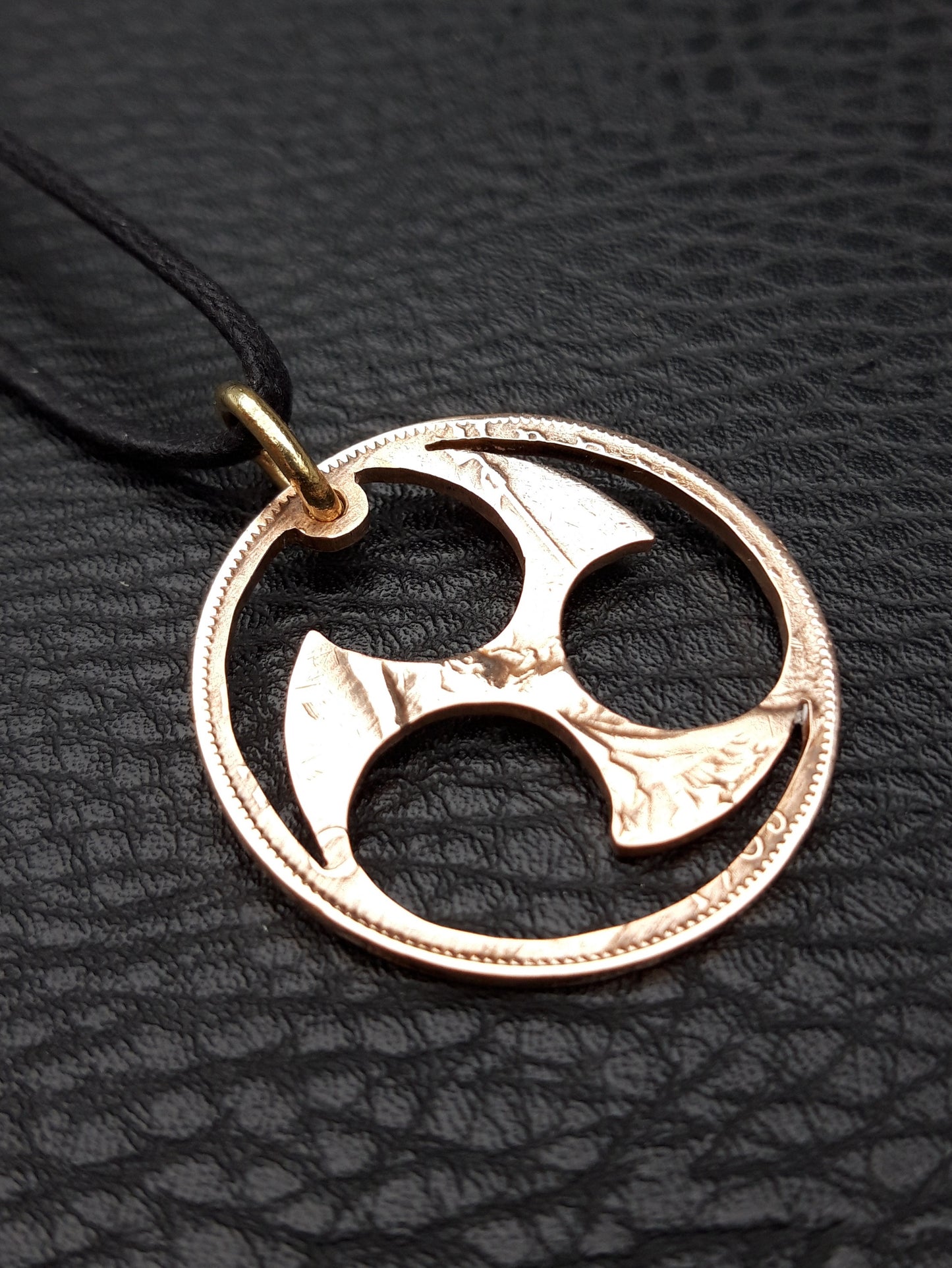 Mitsudomoe symbol pendant